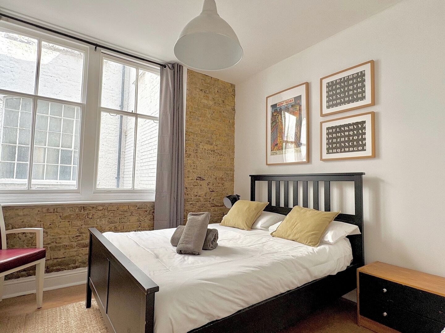 Tabla de planchar con plancha, wifi, ropa de cama