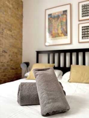 Iron/ironing board, WiFi, bed sheets - Clerkenwell Apartments by PrimeCityHosts F1 (Greater London)