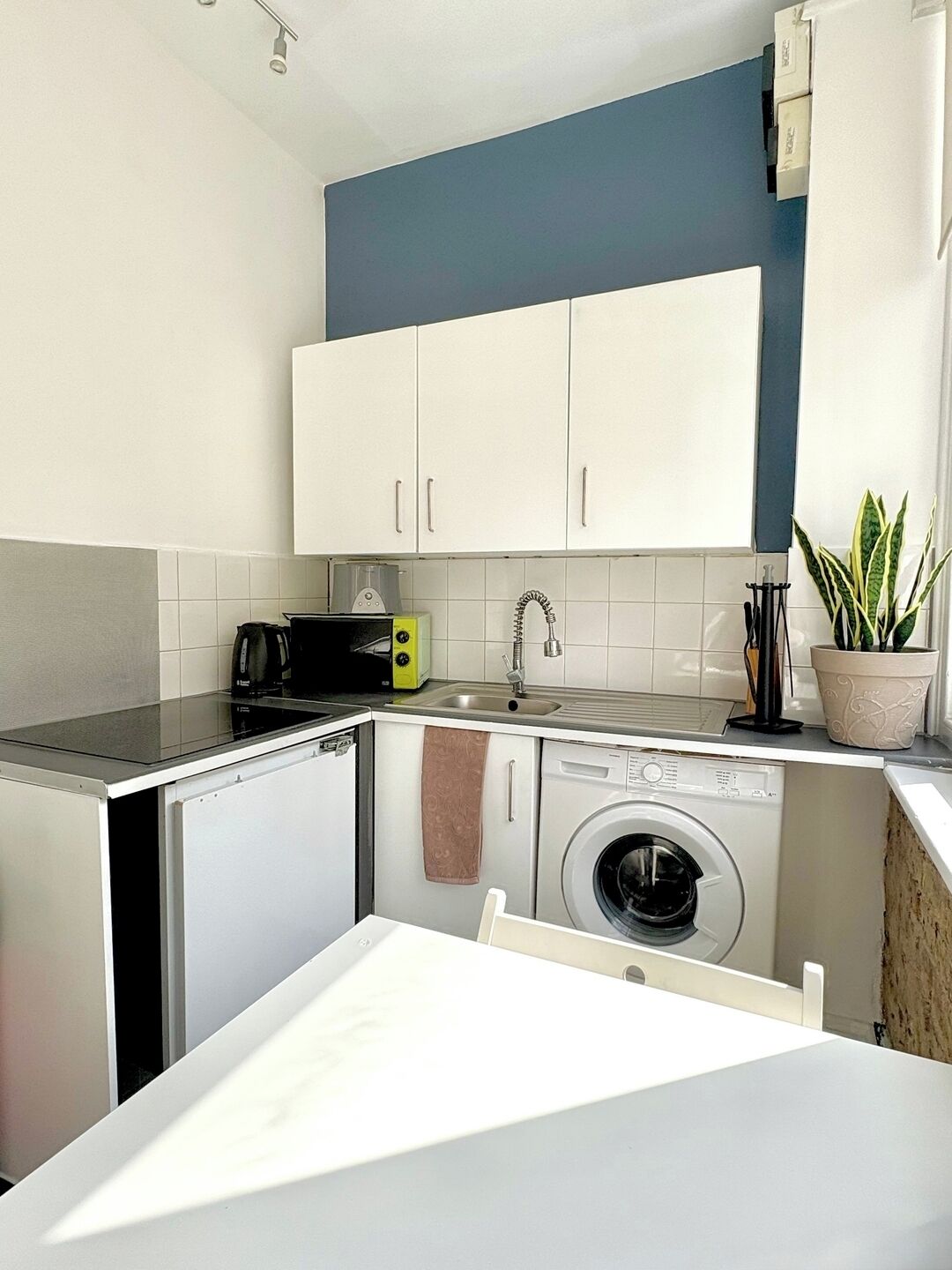 Kühlschrank, Mikrowelle, Herdplatte, Toaster