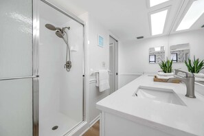 Dusche, Haartrockner, Handtücher