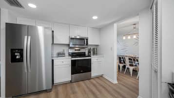 Een koelkast, een magnetron, een oven, een kookplaat