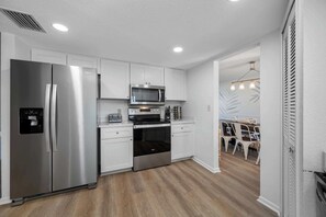 Fridge, microwave, oven, stovetop - Hammock Family Beach Retreat|Heated Pool+Fire Pit (Largo)