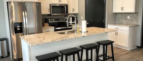 Køleskab, mikrobølgeovn, ovn, kogeplade