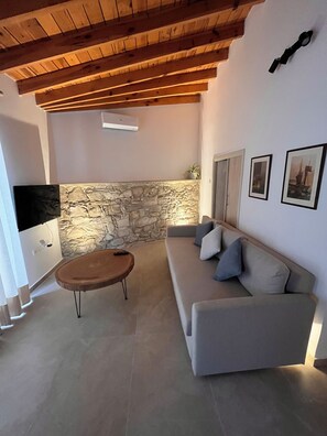 Family Apartment, Patio, Courtyard View | Living area | 38-inch LED TV with cable channels, Netflix, streaming services - The courtyard episkopi guest houses (Episkopi)