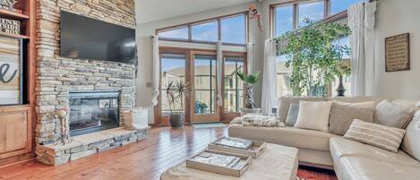 Smart TV, chimenea y videojuegos