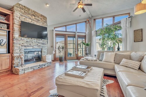 Luxury Vacation Escape 4th Floor Bridges Bay Condo w/ 6 daily waterpark passes!!