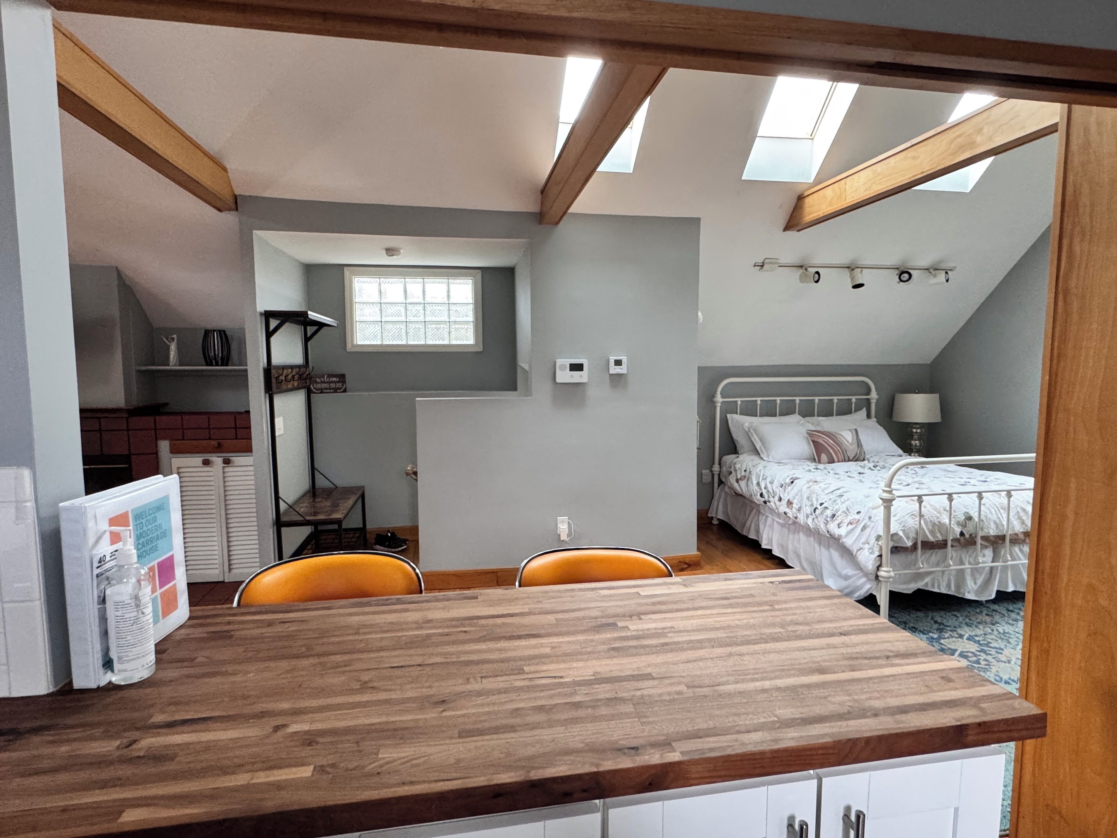 Tabla de planchar con plancha, wifi, ropa de cama