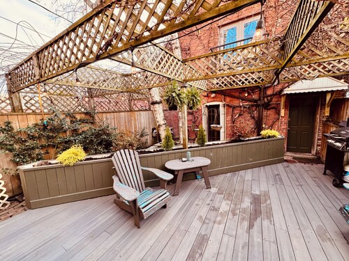 Carriage house W/AC + Fireplace in adorable Allentown/Buffalo