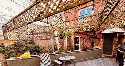 Carriage house W/AC + Fireplace in adorable Allentown/Buffalo