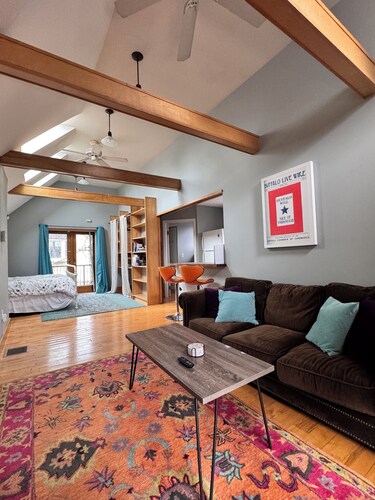 Carriage house W/AC + Fireplace in adorable Allentown/Buffalo