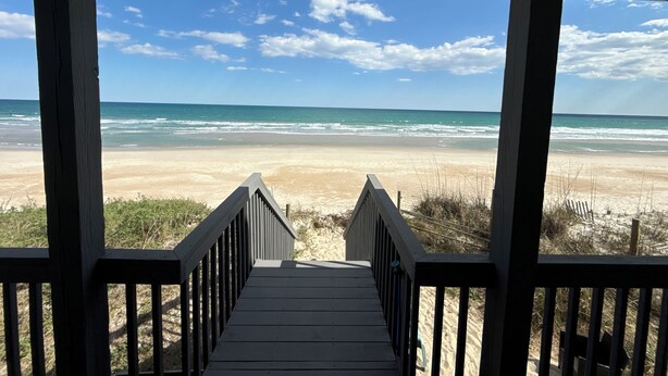 A wooden deck leading to a beach with a clear sky. - Surf City Oceanfront -6BR -2.5 Bath -Sleeps 12 -Direct Beach Access (Surf City)