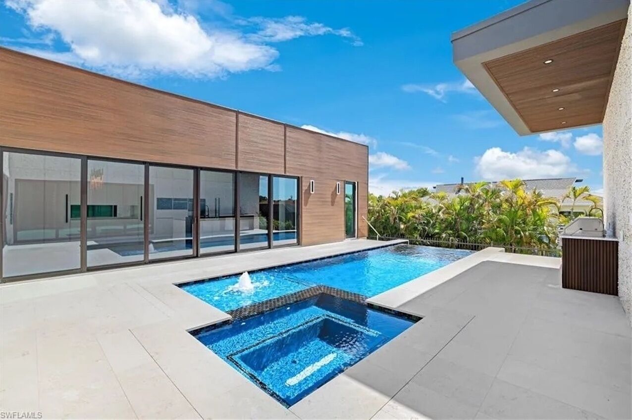 室外游泳池，恒温泳池