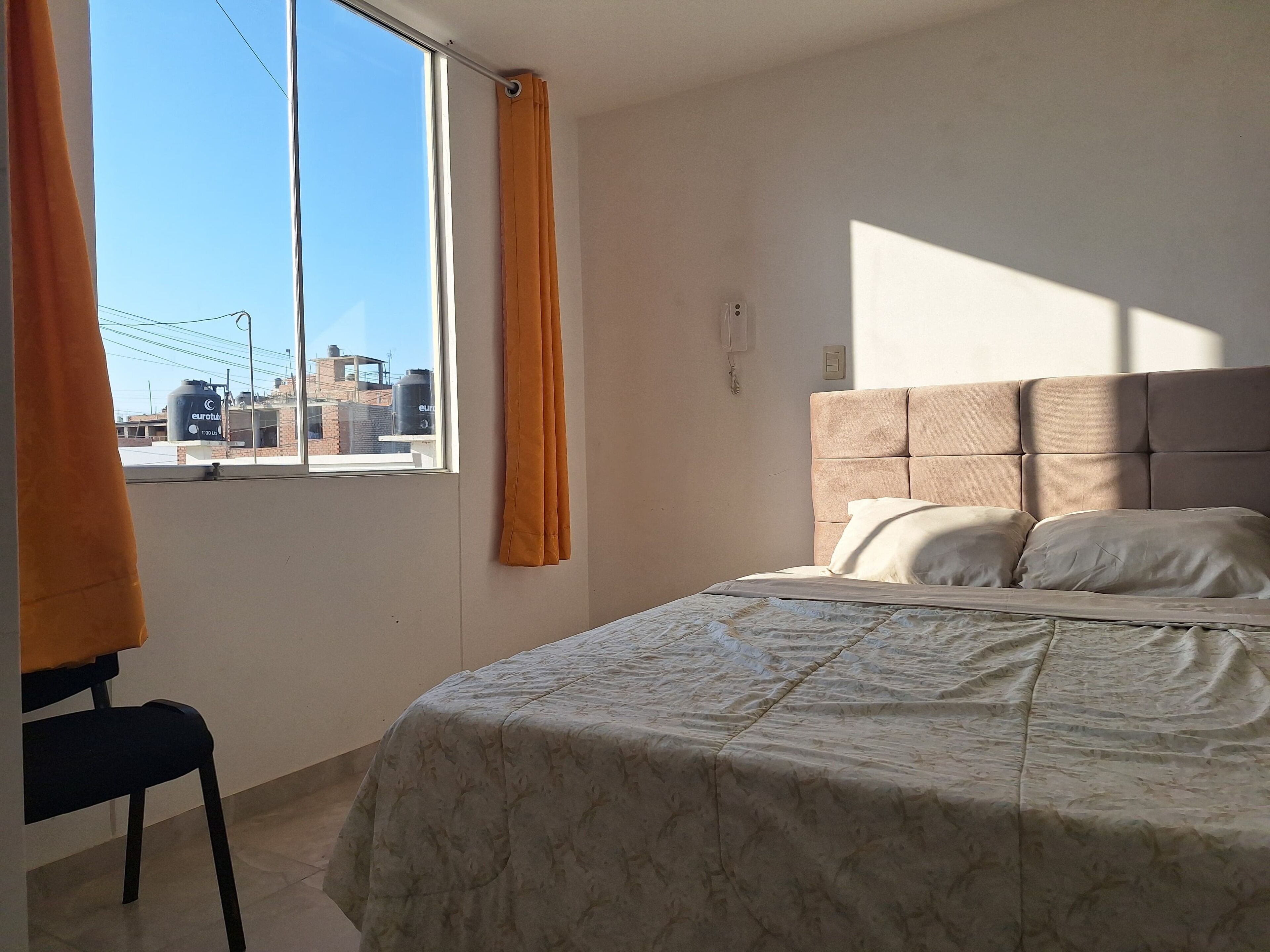 Tabla de planchar con plancha, wifi y ropa de cama 