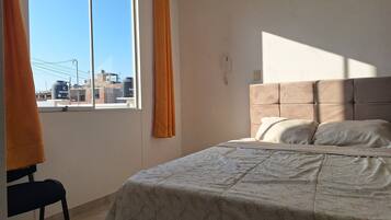Tabla de planchar con plancha, wifi y ropa de cama