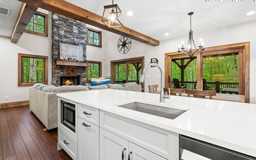 Modern Cabin Hideaway in Sweetgrass — Cozy Mountain Vibes