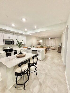 Refrigerador, microondas, horno y parrilla de estufa 