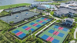 Vista aèria d'una zona residencial amb diverses pistes de tennis, una piscina i cases.