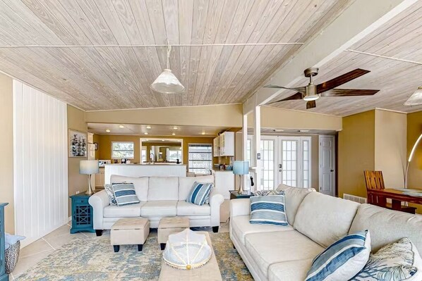 TV - Morgan Lake House: Clean and Open Floorplan with Stunning Views (Port Charlotte)