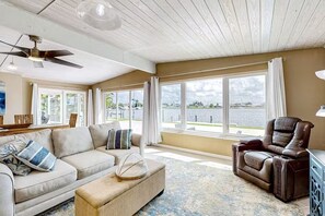 TV - Morgan Lake House: Clean and Open Floorplan with Stunning Views (Port Charlotte)