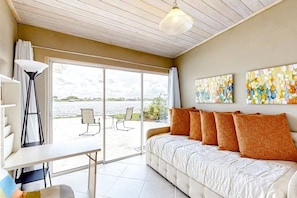 3 bedrooms, iron/ironing board, travel cot, free WiFi - Morgan Lake House: Clean and Open Floorplan with Stunning Views (Port Charlotte)