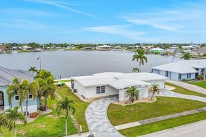 Exterior - Morgan Lake House: Clean and Open Floorplan with Stunning Views (Port Charlotte)