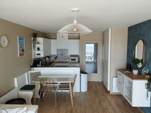 Wasserkocher mit Kaffee-/Teezubehör, Kühlschrank, Mikrowelle, Ofen