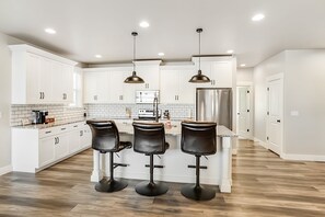 Microondas, horno, parrilla de estufa y lavavajillas 