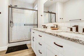 Shower, hair dryer, towels, soap - The Meadows Nook- a comfy, cozy, modern home in the heart of Middleton Idaho (Middleton)
