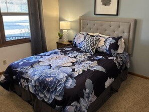 Escritorio, tabla de planchar con plancha, cuna de viaje y wifi gratis