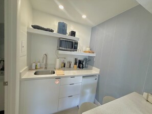 Fridge, microwave, oven, stovetop - Chic Coral Way Studio: King Bed, Free Parking (Miami)
