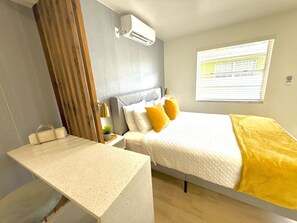 Iron/ironing board, free WiFi, bed sheets - Chic Coral Way Studio: King Bed, Free Parking (Miami)