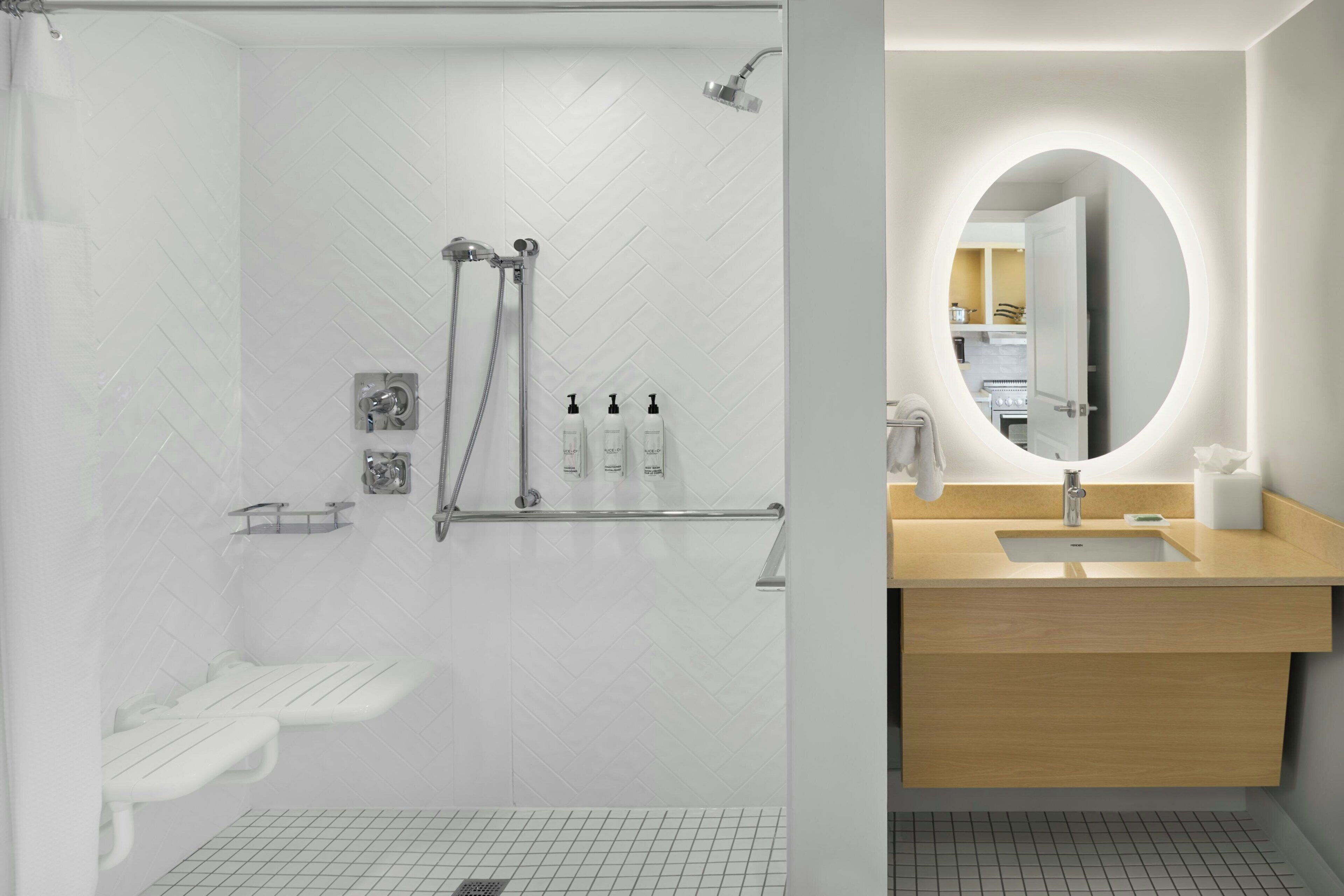 Un baño moderno con ducha, inodoro y lavamanos.
