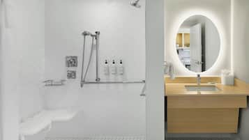 Un baño moderno con ducha, inodoro y lavamanos.