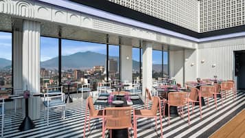 2 bars/lounges, poolside bar