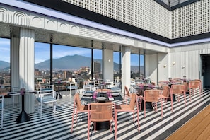 2 bars/lounges, poolside bar - Moxy Kathmandu (Kathmandu)