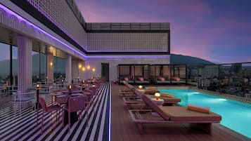 2 bars/lounges, poolside bar