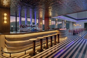 2 bares, bar junto a la piscina
