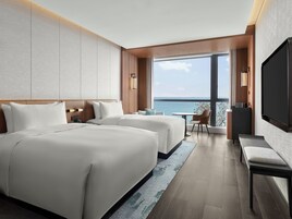 Habitación Deluxe, 1 cama doble, vistas al lago | Ropa de cama de alta calidad, edredones de plumas, minibar y caja fuerte
