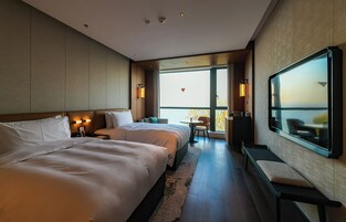 Quarto luxo, 2 camas de casal, vista para o lago | Wi-Fi de cortesia