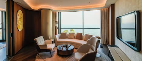 Deluxe Suite, 1 King Bed, Lake View