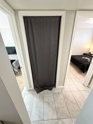 2 habitaciones, tabla de planchar con plancha, wifi y ropa de cama