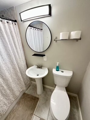 Shower, hair dryer, towels, soap - Comfy Modern Midtown Condo — walk to Hospitals (Phoenix)