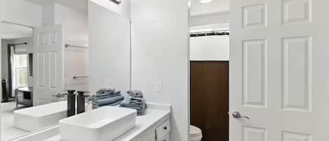 Douche, séchoir à cheveux, serviettes fournies, savon
