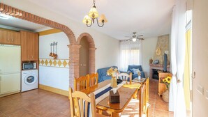 A compact living space with a kitchen, dining area, and seating area. - El Ranchito Torrox by Ruralidays (Málaga)
