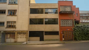 Vista frontal de la propiedad