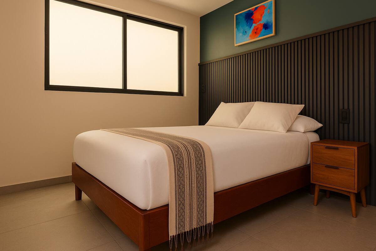 Ein Schlafzimmer mit einem großen Bett, einem Nachttisch, einem Fenster und einem Wandbild.
