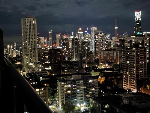 Stylish suite DT mansion near Yorkville. CN Tower