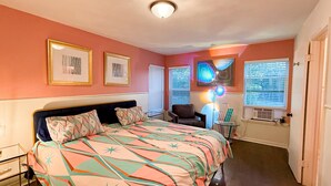 4 bedrooms, iron/ironing board, WiFi, bed sheets - Retro Style / Walk to Rangers / AT&T Stadium / Hot Tub (Arlington)
