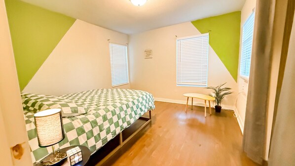 4 bedrooms, iron/ironing board, WiFi, bed sheets - Retro Style / Walk to Rangers / AT&T Stadium / Hot Tub (Arlington)