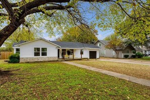 Exterior - Retro Style / Walk to FIFA World Cup / Rangers / AT&T Stadium (Arlington)